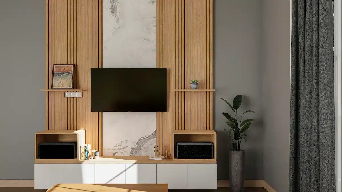 Aménagement moderne d'un mur TV avec des panneaux de tasseaux en bois clair et étagères assorties.